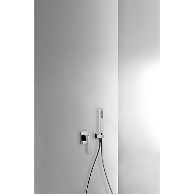 Kit de ducha monomando empotrado con cierre y regulación de caudal.
 - Tres 20217703